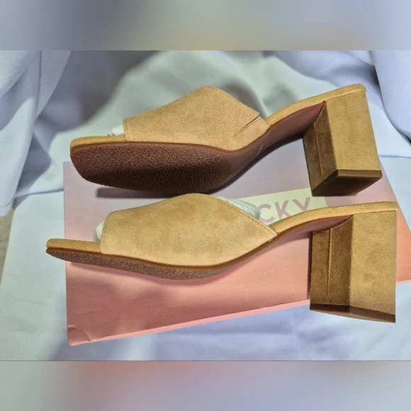 Lisa Vicky’s Women’s Size 9 Tan Women's Slide Sandals - Picture 3 of 5